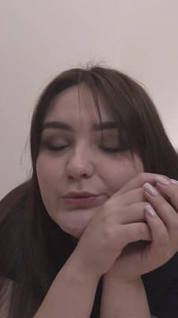 Kadın kılıklı seni bununla sikmek istiyorum)