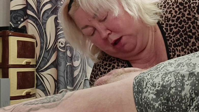 Zona901: 継母が口いっぱいに精液を口に入れるためにチンポをしゃぶる