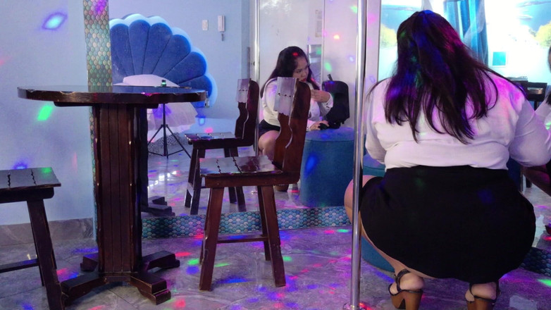 Jsexycouple17: Seduzindo A Garçonete De Boate Para Dançar Comigo No Tubo...