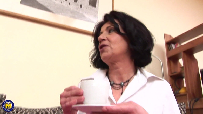Mature NL: 十代と2人の成熟した女性が楽しんで各お互いの猫