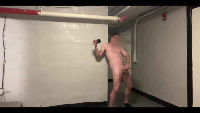 ScottyNaughty69: 高风险业务：公共地下室打手枪与双射精