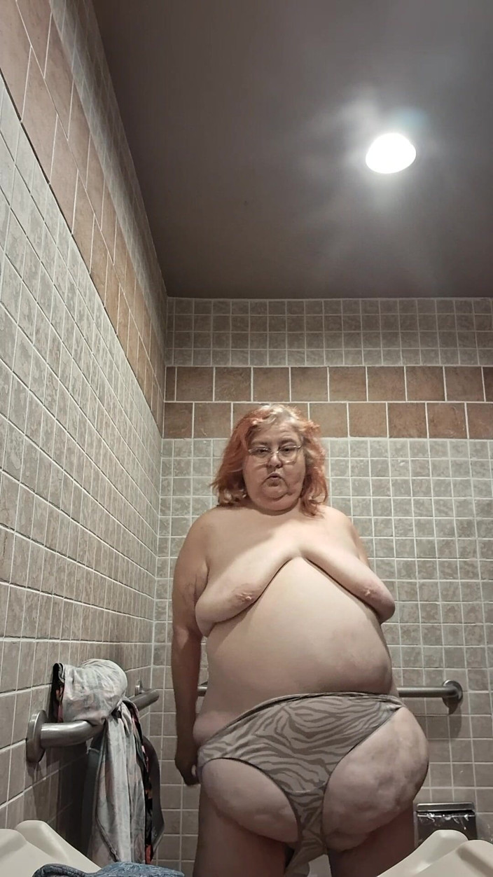 BBW nurse Vicki adventures with friends: Büyük güzel hemşire Vicki banyoda dans ediyor ve soyunuyor!