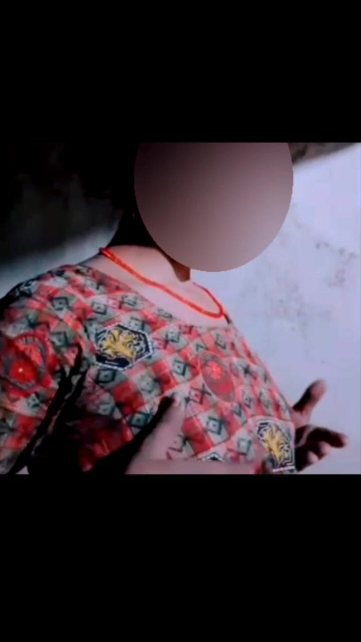 TricolorMusic3: Le mie tette escono automaticamente ovunque