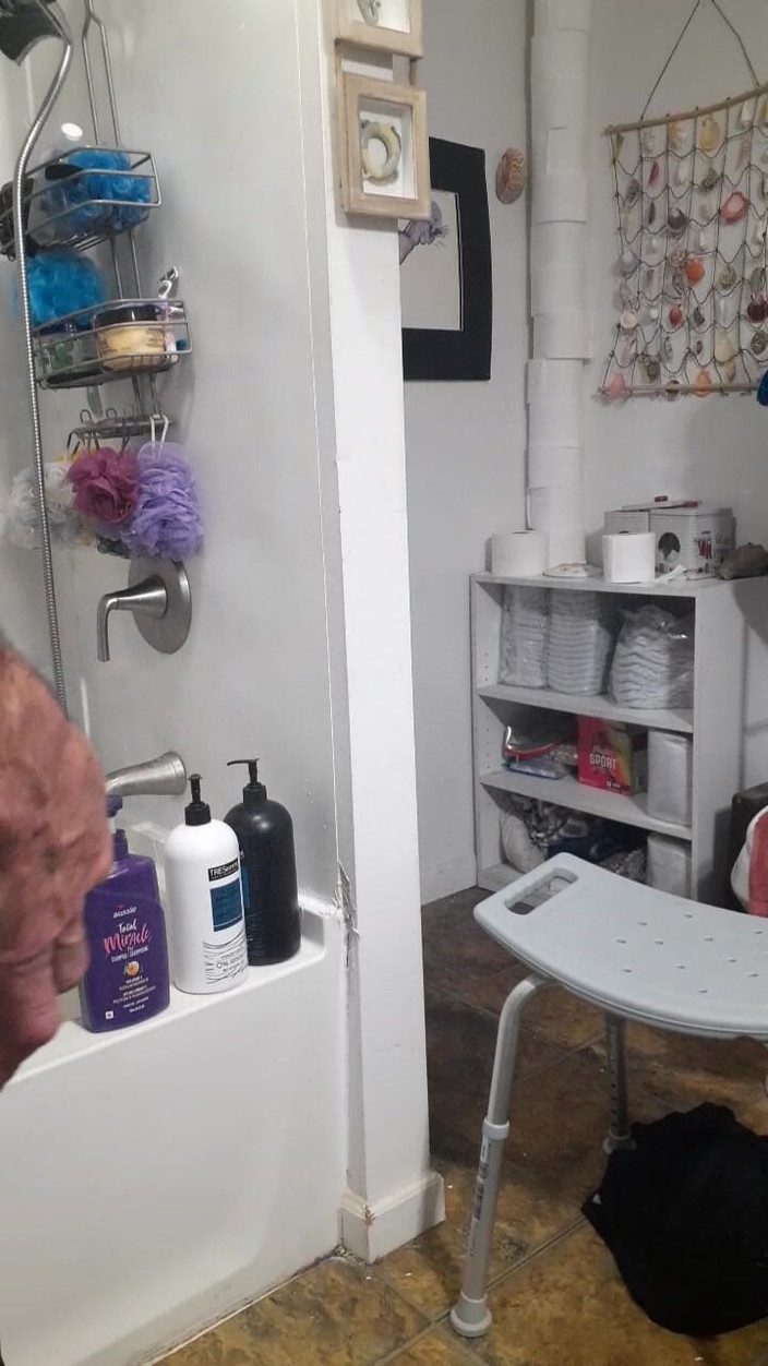 Crossdressers Cd Michelle wearing sexy lingerie: Cdmichelle probiert verschiedene outfits an Und beginnt dann einen Dildo...