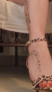Topless y tacones leopardo: te encierro y te frustro