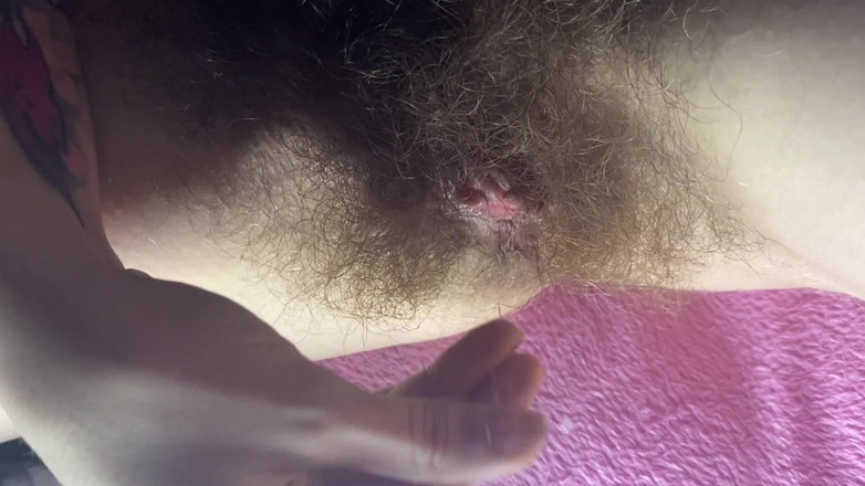 Cuteblonde666: 젖은 털이 무성한 보지 큰 클리토리스 클로즈업