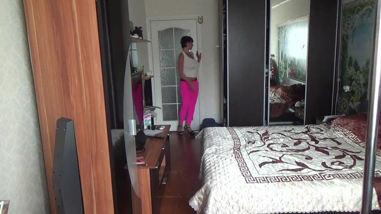 Sexy Milf: Kate sexy marche dans un pantalon de yoga, talons hauts...