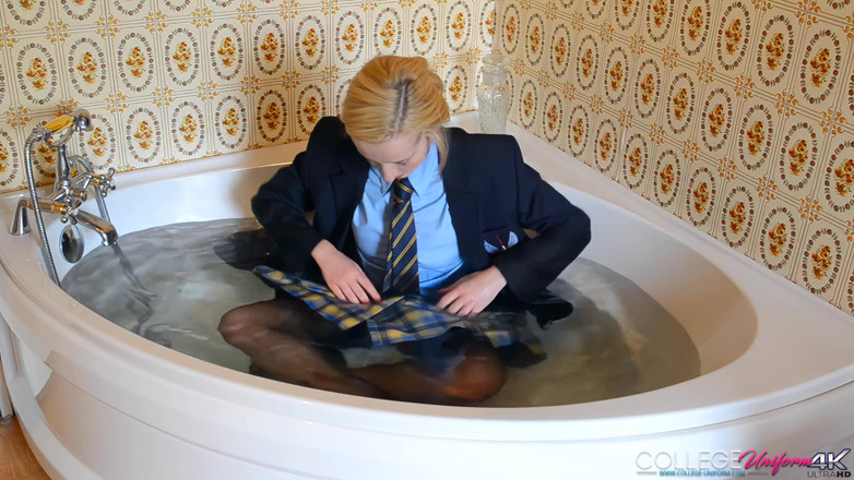 College Uniform: 以Sophia Smith为特色的洗澡