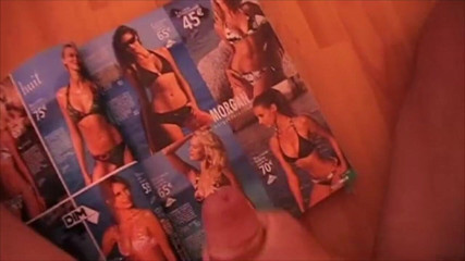 Gaybareback: Masturbaiton na revista