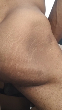 Questa culona larga colpisce bene da dietro