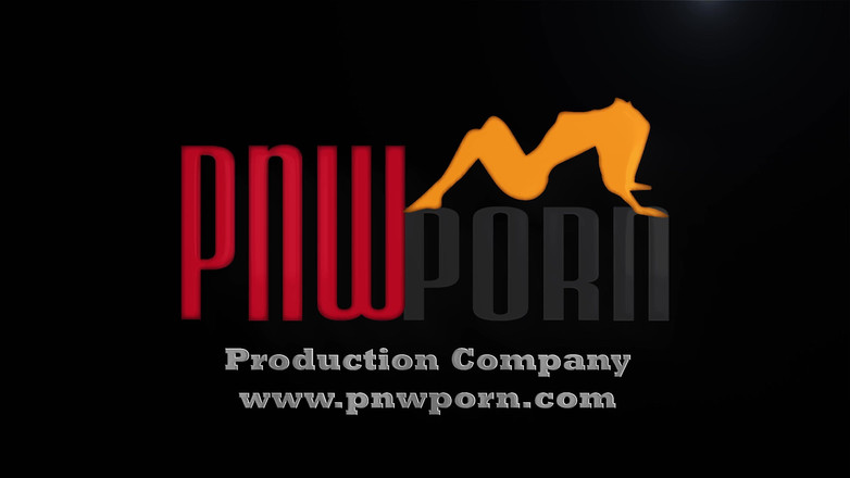 PNW Porn: Připoutaná k posteli, smyslově deprivovaná děvka má orgasmus