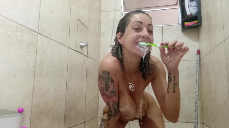 Julia fontanelli: Această MILF a decis să facă un duș foarte obraznic...