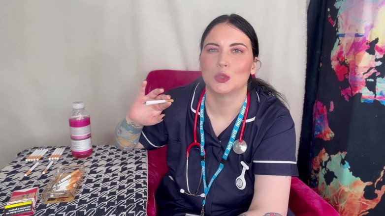 MissFFW: Enfermera Ffw fuma varios cigarrillos al mismo tiempo