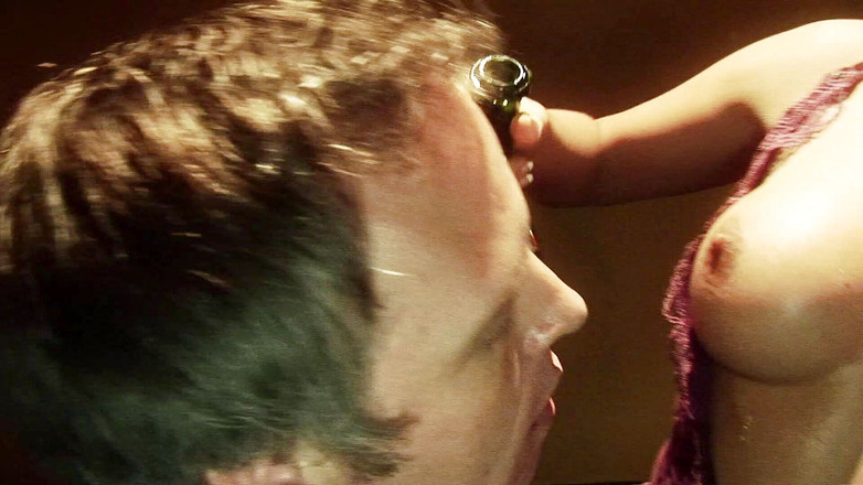 Hot Girlz: Brunetka MILF z dużymi piersiami wzięła dwa duże kutasy