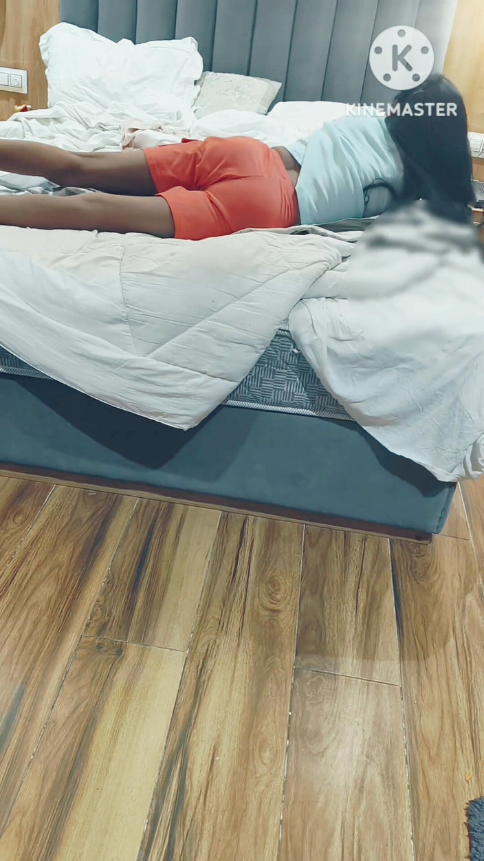 Nisha bhabhi ki chudai: Desi bhabhi fällt und drückt ihre großen möpse, milch