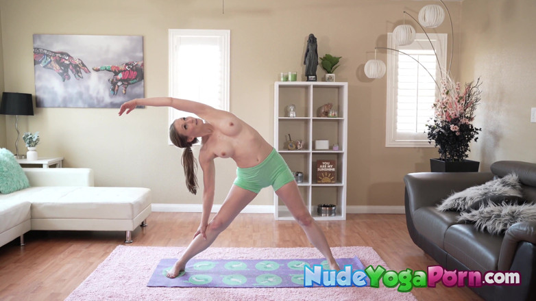 Nude Yoga Porn: दुबली सुनहरे बालों वाली ophelia kaan नग्न योग में फैलती है और उतर जाती है