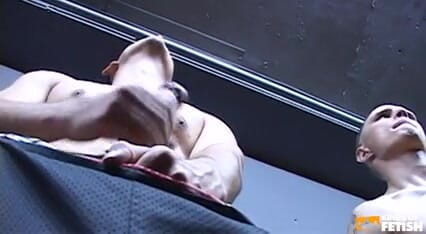 Gay Diaries: Ragazzo tatuato ingoia sperma dopo aver succhiato due amici con...