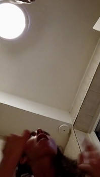 Mitten auf der Party wurde ich in den arsch gefickt.