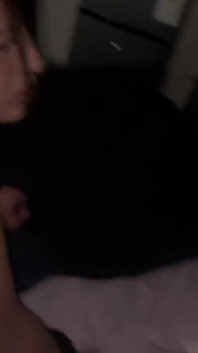 一名小偷闯入一户人家，发现一名女孩正在手淫