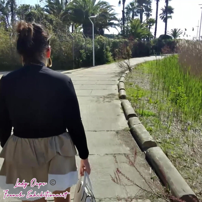 Lady Oups: Minifalda Pública Sin Pantalones Con Tapón Anal