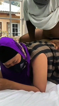 Verklig man och hustru som har sex medan grannen tittar från fönstret