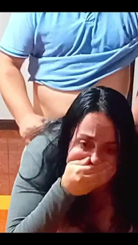 Sexo antes del desayuno en la mesa de comedor con una madrastra tomada por sorpresa