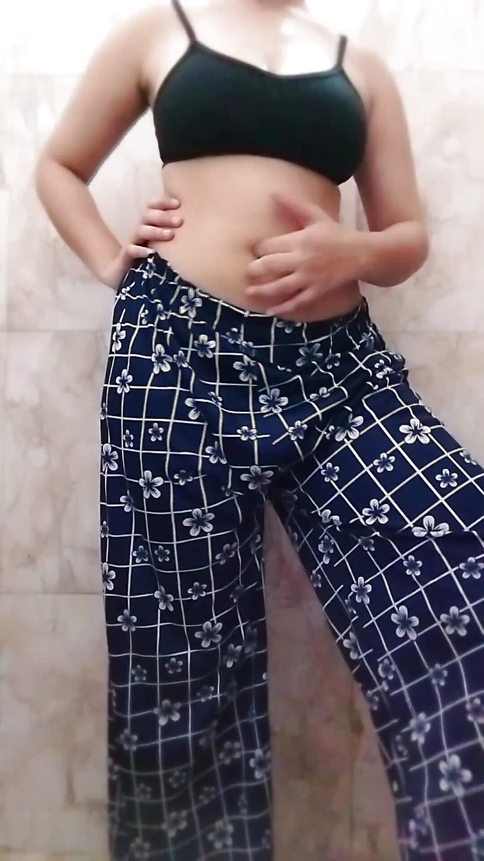 Riyathakur: Adik tiriku yang polos mandi di rumah