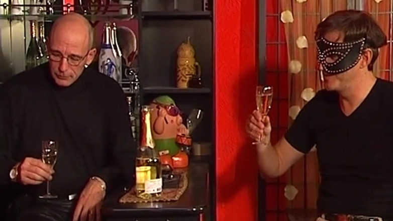 THAGSON MILFS: Rijpe milf met kraag onderwerpt zich aan hard slaan en...