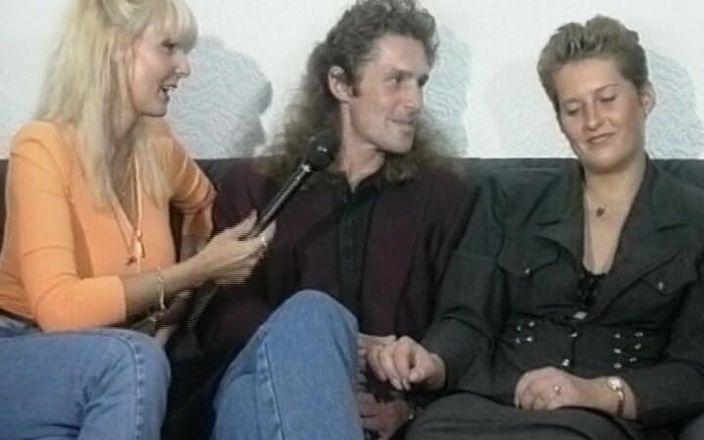 German Threesome: Dvě německé dámy kouří péro na castingu
