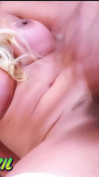 Hermosa transexual brasileña eyaculando con una masturbación manual