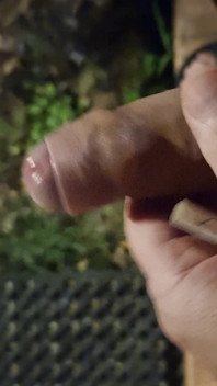 花园里的漂亮手淫和大量精液
