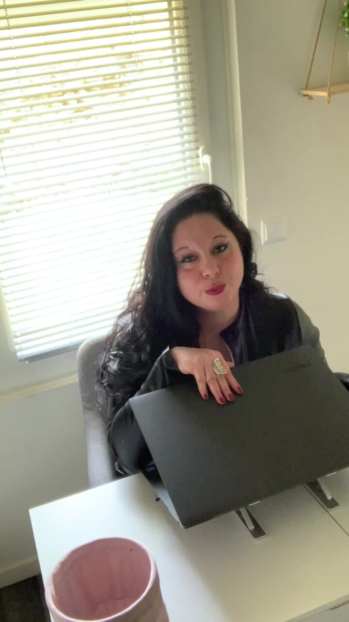 Maitresse Clara: Citație la biroul Doamnei Clara