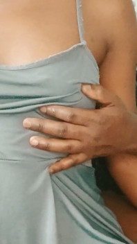 Seule à la maison avec sa demi-sœur, elle joue avec ses seins et sa chatte noire