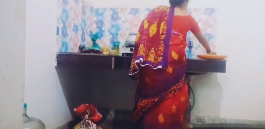 Teensex: बड़े स्तनों वाली भाभी को उसके देवर द्वारा किचन में जाता है।