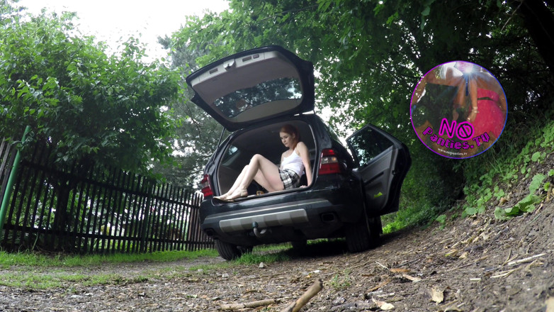 No panties TV: Pelirroja caliente en falda corta carga un auto