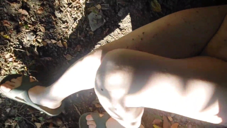 Kitty_Cross: Verspieltes sissy-sitzen im kreuzbein auf großem, weichem Teppich