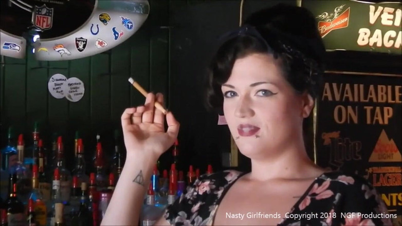 Nasty Girlfriends: Layla merokok rokok pamer di bar