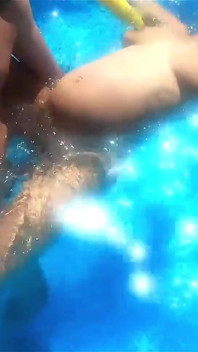 Hamile havuzda seks genç orta yaşlı seksi kadın! Komşular için şov yapıyor