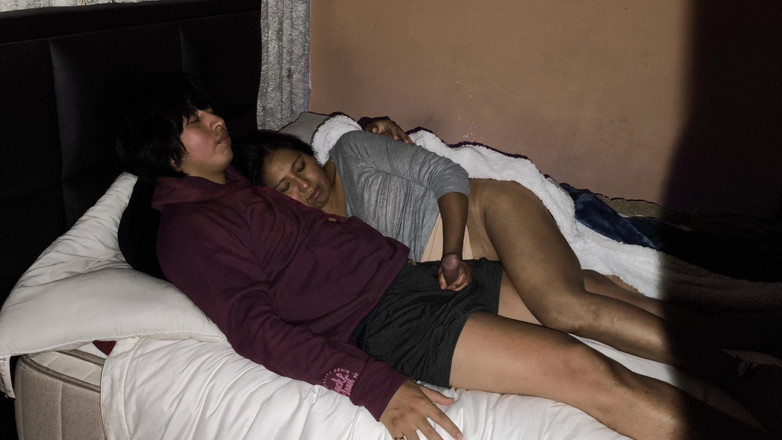 Moo DBOXXX: 미시 기독교가 나와 사랑에 빠지고 매일 나를 위해 우유를 펌핑합니다.