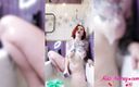 Katty Grray: 完美的红发女郎洗她性感的身体并自慰阴户振动器