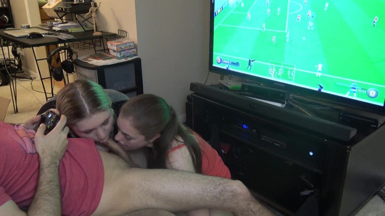 LustfulGeeks: Doppio pompino mentre lui gioca a fifa