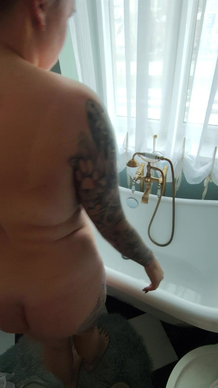 Bastet: Macocha zabiera pasierba, aby siusiu na niego i zmusić go...