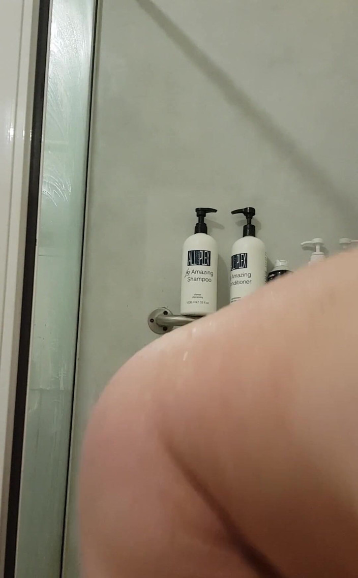 Michellexm: Aku lagi asik muasin memekku pakai dildo baruku, tapi aku...