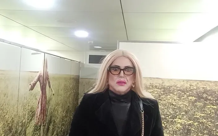 Tatiana Zorrita: Blonde in Gallerie