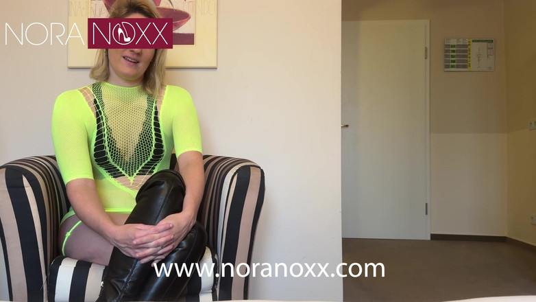 Nora Noxx: Свінгер-неонова вечірка: пара новачків розпещена