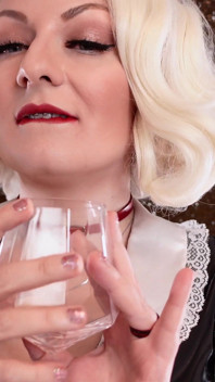 Saliva y fetiche meando meando. Arya Grander - caliente rubia milf dominadora - primer plano
