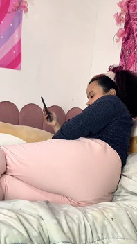 Molliges mädchen furzt auf dem bett beim lesen - intimer voyeur-moment