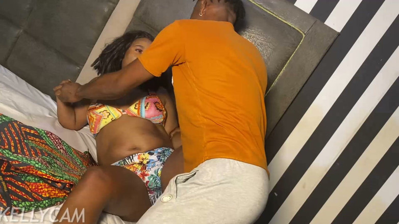 Kellycam: 我女朋友阴户的甜美吮吸让我无套做爱