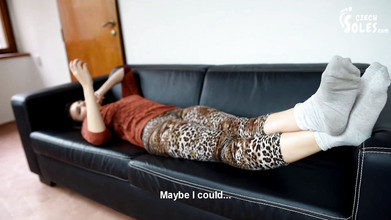 Czech Soles - foot fetish content: Sofia i fruktkrossande spree i sina slitna strumpor