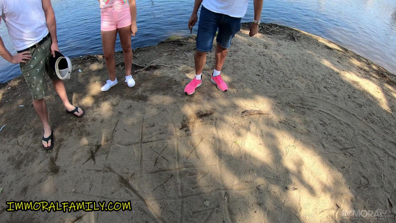 Immoral Family: Gelukkige 18-jarige Lilly Bella S taboe spel Tic Tack Toe - immorele...